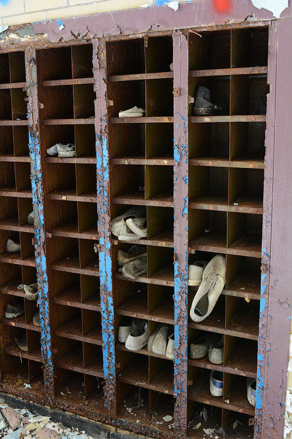 The shoes remain where they have left them 10 years ago. Author: Cory Seamer CC BY 2.0