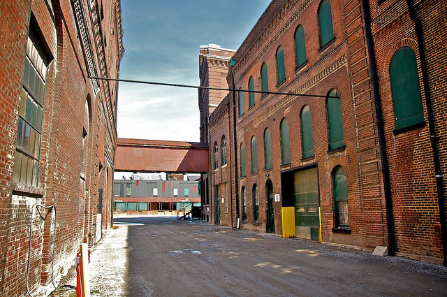 The typical red brick used as a facade. Author: sawdust_media CC BY 2.0