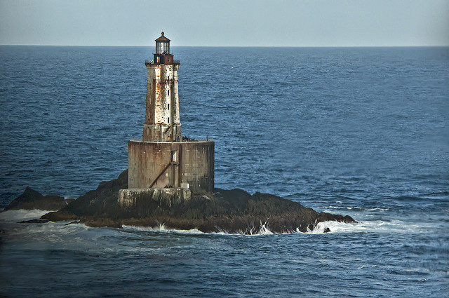 The wave-washed St George Reef Lighthouse. Author: Anita Ritenour CC-BY 2.0