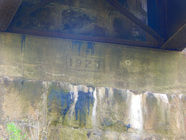 The year 1927 engraved under the bridge. Author: Adam Moss CC BY-SA 2.0