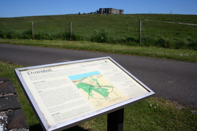 The roofless house is in the middle of the vast property/ Author: Des Colhoun – CC BY-SA 2.0