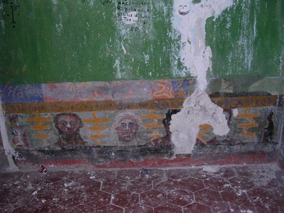 Fresco with heads/ Author: Frater Kybernetes – CC BY-SA 2.0