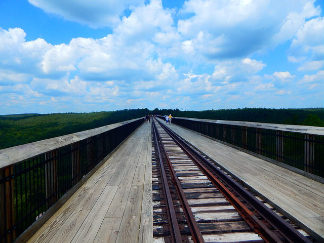 Tourists on top of the viaduct. Author: Adam Moss CC BY-SA 2.0