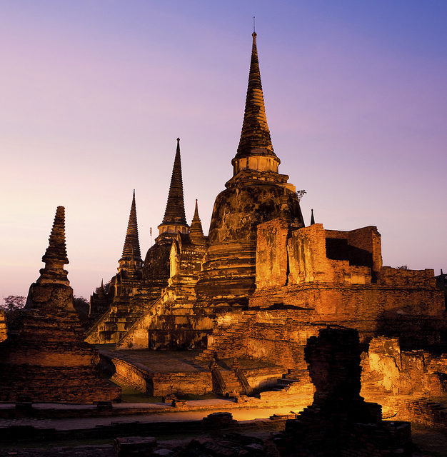 Wat Phra Si Sanphet at night. Author: Terra Education CC BY 2.0