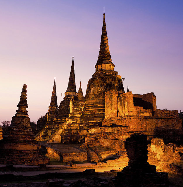 Wat Phra Si Sanphet at night. Author: Terra Education CC BY 2.0