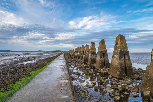Cramond island causeway and pylons at low tide – Author: Chris Combe – CC BY 2.0