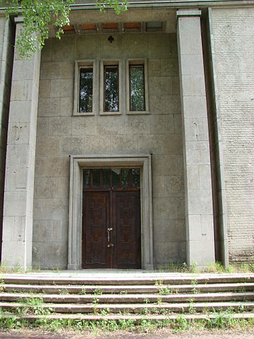 Entrance to the Officers Club in Krampnitz – Author: Elvira Schmidt – CC BY-SA 3.0