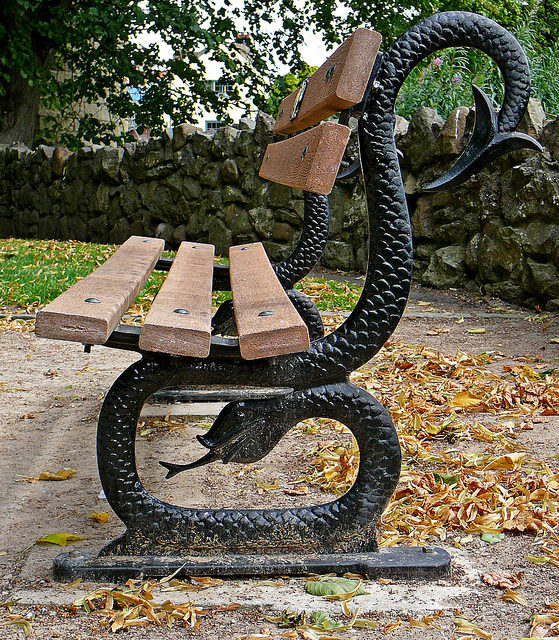 Modern day bench and old wall/ Author: Tim Green – CC BY 2.0