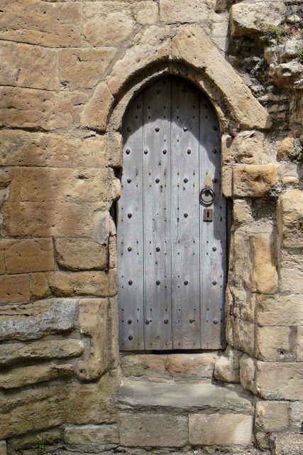 Entrance door at the tower/ Author: Tim Green – CC BY 2.0