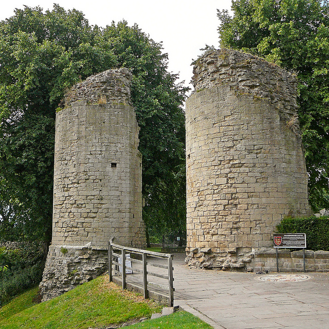 The Twin Towers at the East Gate/ Author: Tim Green – CC BY 2.0