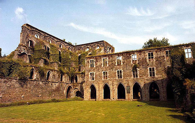 Ruins of the nave, right transept and northern part cloister of the abbey church/ Author: Jean-Pol GRANDMONT – CC BY 3.0