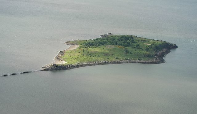 Cramond Island from the air – Author: Mtcv – CC BY-SA 3.0