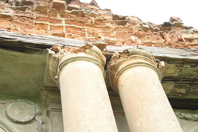 The ruined columns. Author: Arcamster – CC BY-SA 3.0