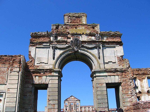 The entrance gate before restoration. Author: Ihar Strakha – CC BY 3.0