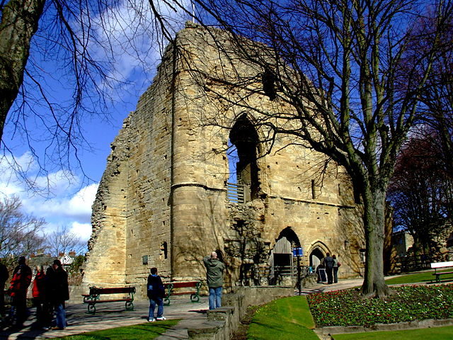 The ruins of the fortified tower of Knaresborough Castle/ Author: Redvers – CC BY 2.0