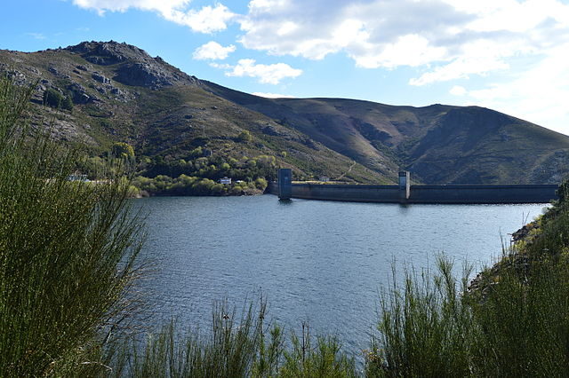 The dam at Vilarinho das Furnas – Author: Beatriznog10 – CC BY-SA 3.0