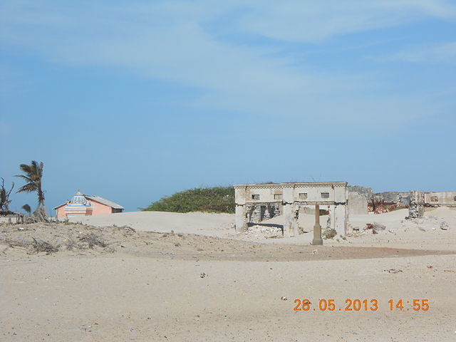 Remains of another destroyed temple/ Author: Vensatry – CC BY-SA 3.0