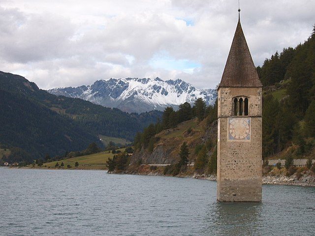 Lake view with sunken church spire. Author: Markus Bernet – CC BY-SA 2.0