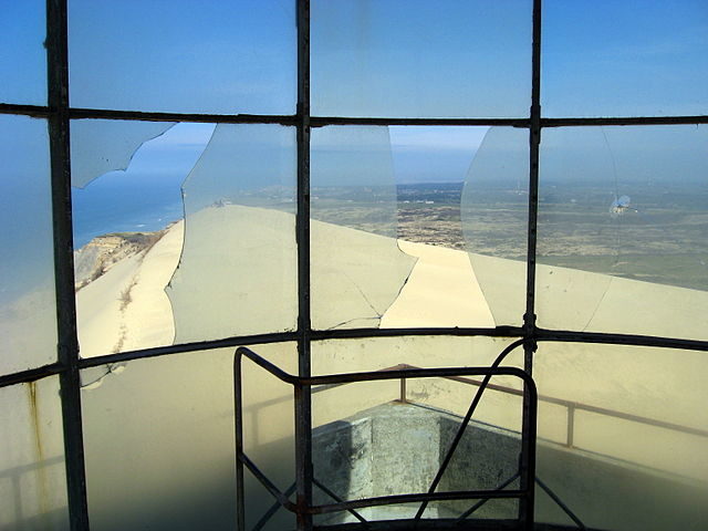 At the top of the lighthouse. Author: Tomasz Sienicki – CC BY 2.5