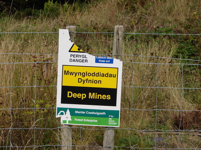 A damaged warning sign. Author: OLU CC BY-SA 2.0