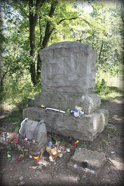 A family gravestone. Author: Christine Zenino CC BY 2.0
