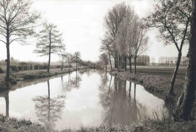 A trench filled with water. Author: Saperaud CC BY-SA 3.0