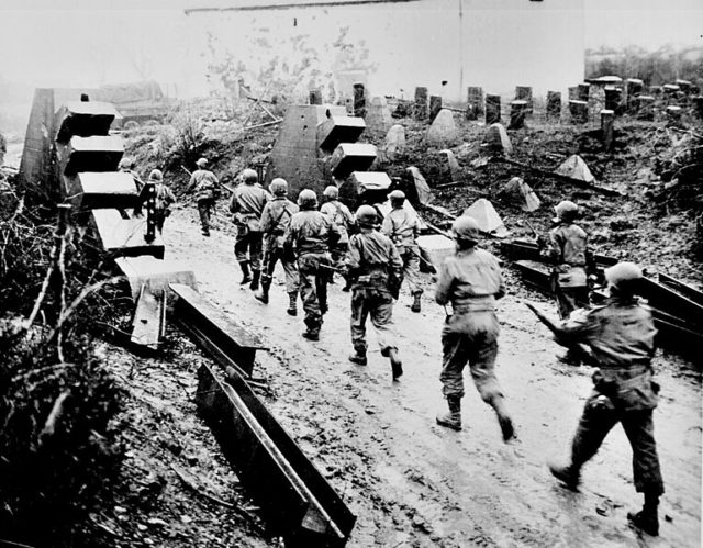 Americans cross the Siegfried Line. Author: Saperaud CC BY-SA 3.0