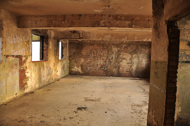 An empty room inside the tower. Author: Si Gardner CC BY-ND 2.0