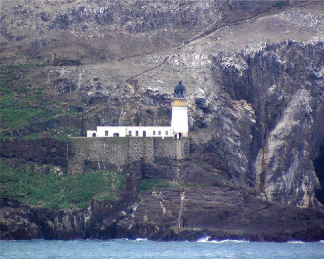 Bass Rock Lighthouse on top of the old castle. Author: Lee Kindness CC BY-SA 2.0