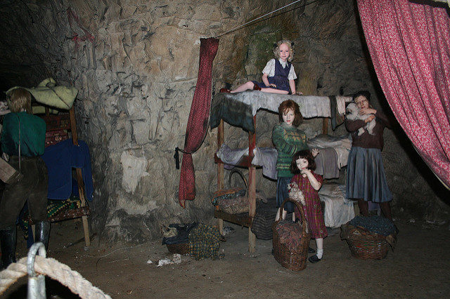 Depicting life as it once was down in the caves. Author: Jon’s pics CC BY 2.0