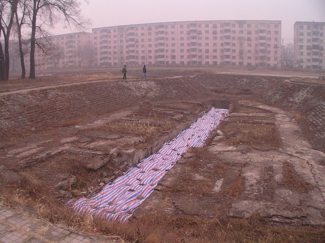 A destroyed facility in order to conceal evidence. Author: 松岡明芳 CC BY-SA 3.0