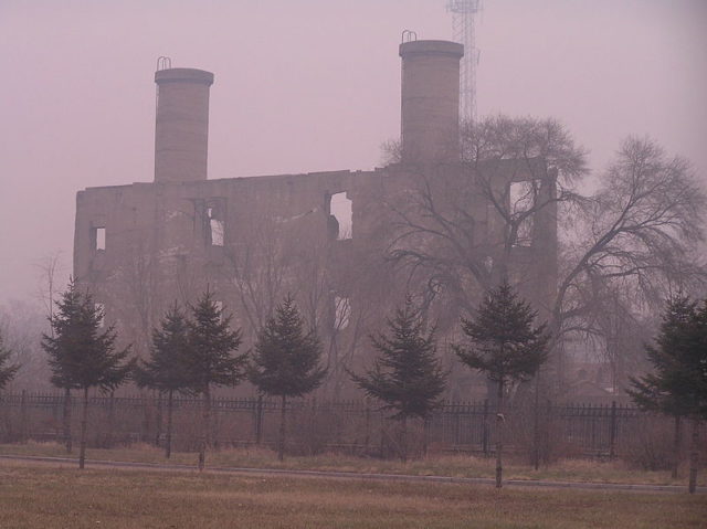 Huge chimneys, part of an abandoned facility. Author: 松岡明芳 CC BY-SA 3.0