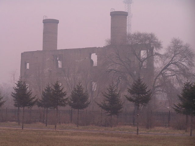Huge chimneys, part of an abandoned facility. Author: 松岡明芳 CC BY-SA 3.0
