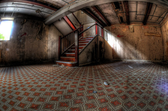 Inside one of the buildings. Author: Pixel-Logic CC BY 2.0