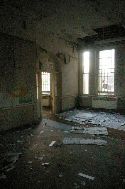 Cane Hill was one of the largest psychiatric institutions in the country. Author: http://underclassrising.net/. CC BY-SA 2.0