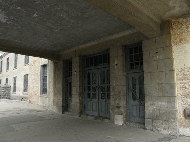 The main entrance to one of the buildings. Author: 松岡明芳 CC BY-SA 3.0