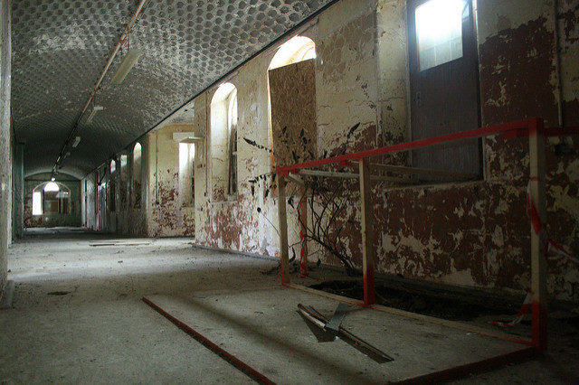 Marked deep hole by the wall. Author: Olga Pavlovsky CC BY 2.0