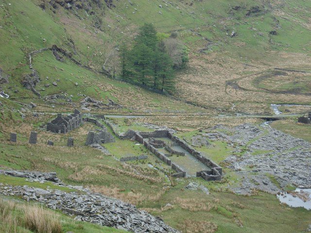 Part of the abandoned structures. Author: Paul Glover CC BY-SA 2.0