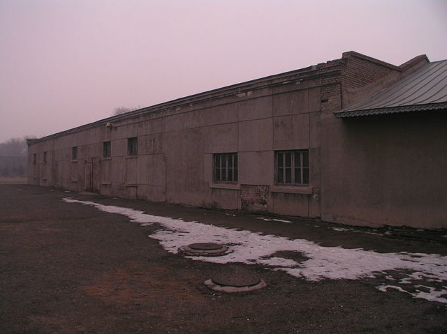 Reinforced building able to withstand an explosion. Author: 松岡明芳 CC BY-SA 3.0