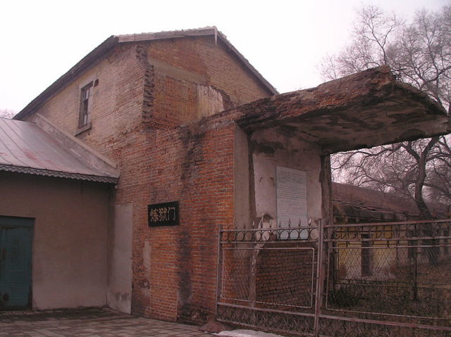 Semi-destroyed building. Author: 松岡明芳 CC BY-SA 3.0
