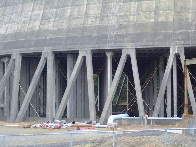 The bottom of one of the cooling towers. Author: Greg Dunlap CC BY 2.0
