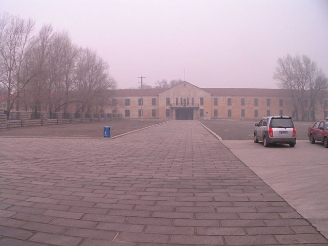 The buildings during a foggy day. Author:  松岡明芳 CC BY-SA 3.0