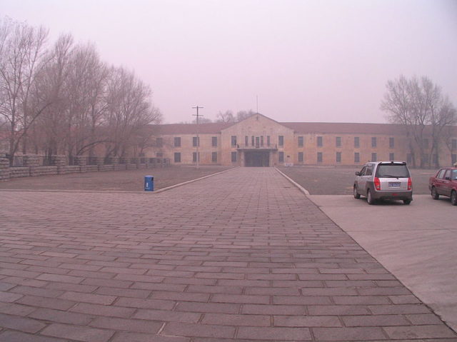 The buildings during a foggy day. Author: 松岡明芳 CC BY-SA 3.0