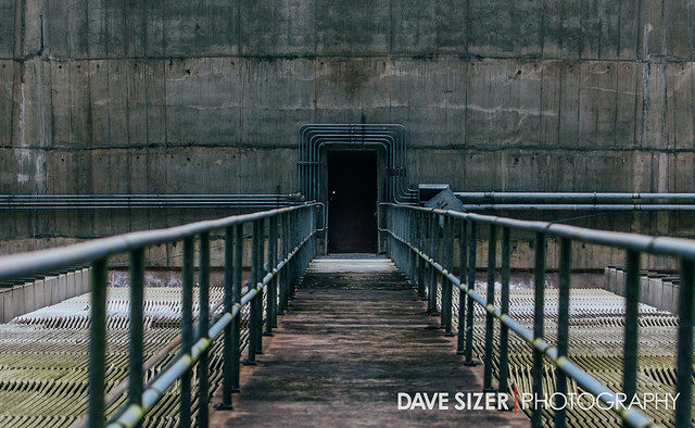 The entrance leading inside the power plant. Author: Dave Sizer CC BY 2.0