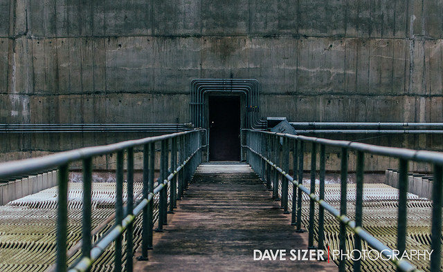 The entrance leading inside the power plant. Author: Dave Sizer CC BY 2.0