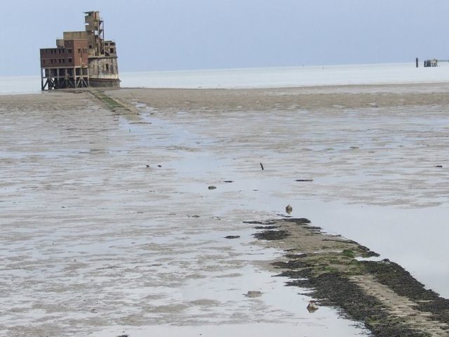 Grain Tower and the causeway at low tide. Author: Clem Rutter, Rochester Kent CC BY-SA 3.0