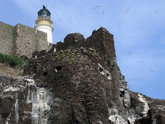 The remains of the castle. Author: Lisa Jarvis CC BY-SA 2.0