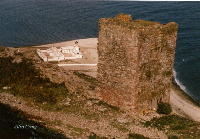 What is left of the castle. Author: Ron Ireland CC BY-SA 2.0