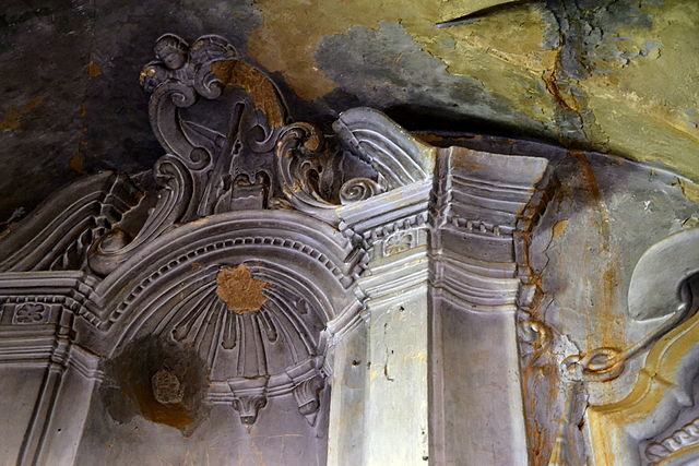 The decaying decoration in the church. Author: Angela Llop – CC BY-SA 2.0