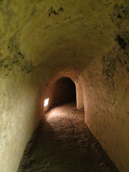 A narrow tunnel with a low ceiling. Author: Bazie CC BY-SA 3.0 pl
